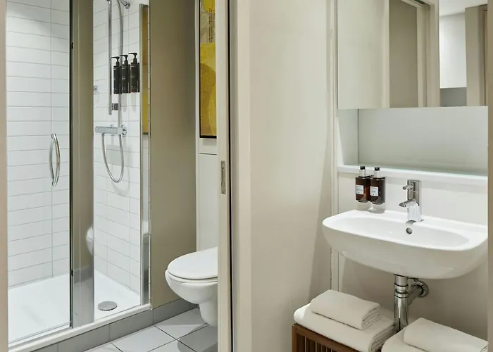 One-Bedroom Queen Suite